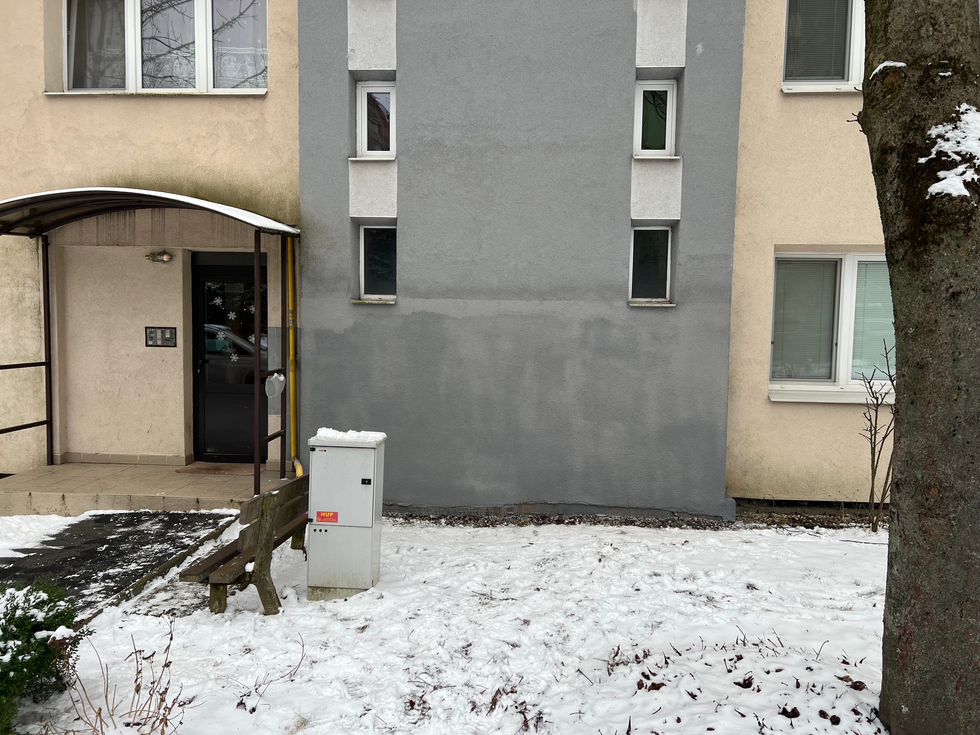 Ružinská 12 - po odstránení grafitov